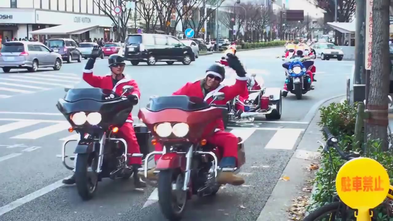 サンタがバイクでやってきた - YouTube