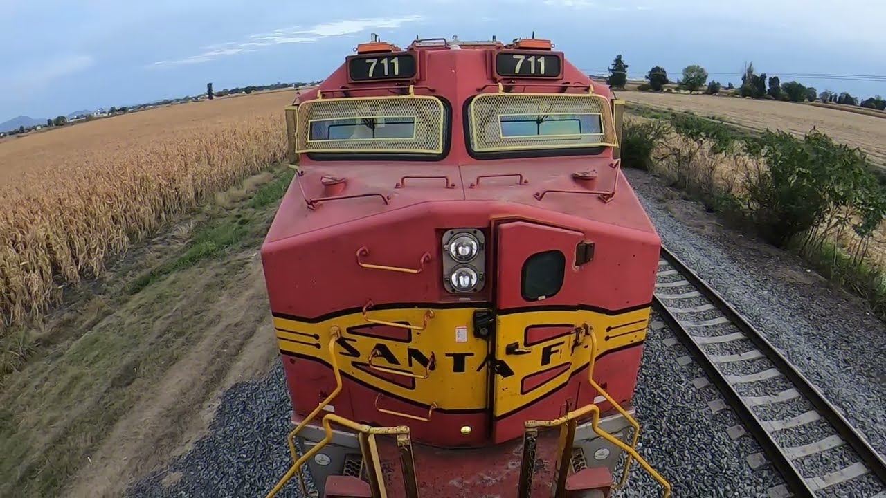 バックマン メトロライナー CabTour Locomotives: BNSF 711 'Fakebonnet' Dash 9-44CW - YouTube