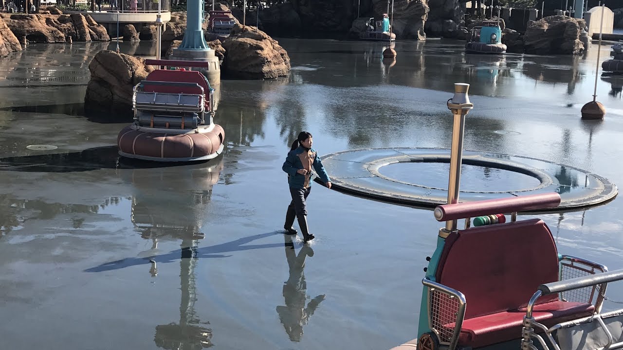 アクアトピア緊急停止ハプニング 長ぐつで脱出 水上を歩くキャスト In 東京ディズニーシー Youtube