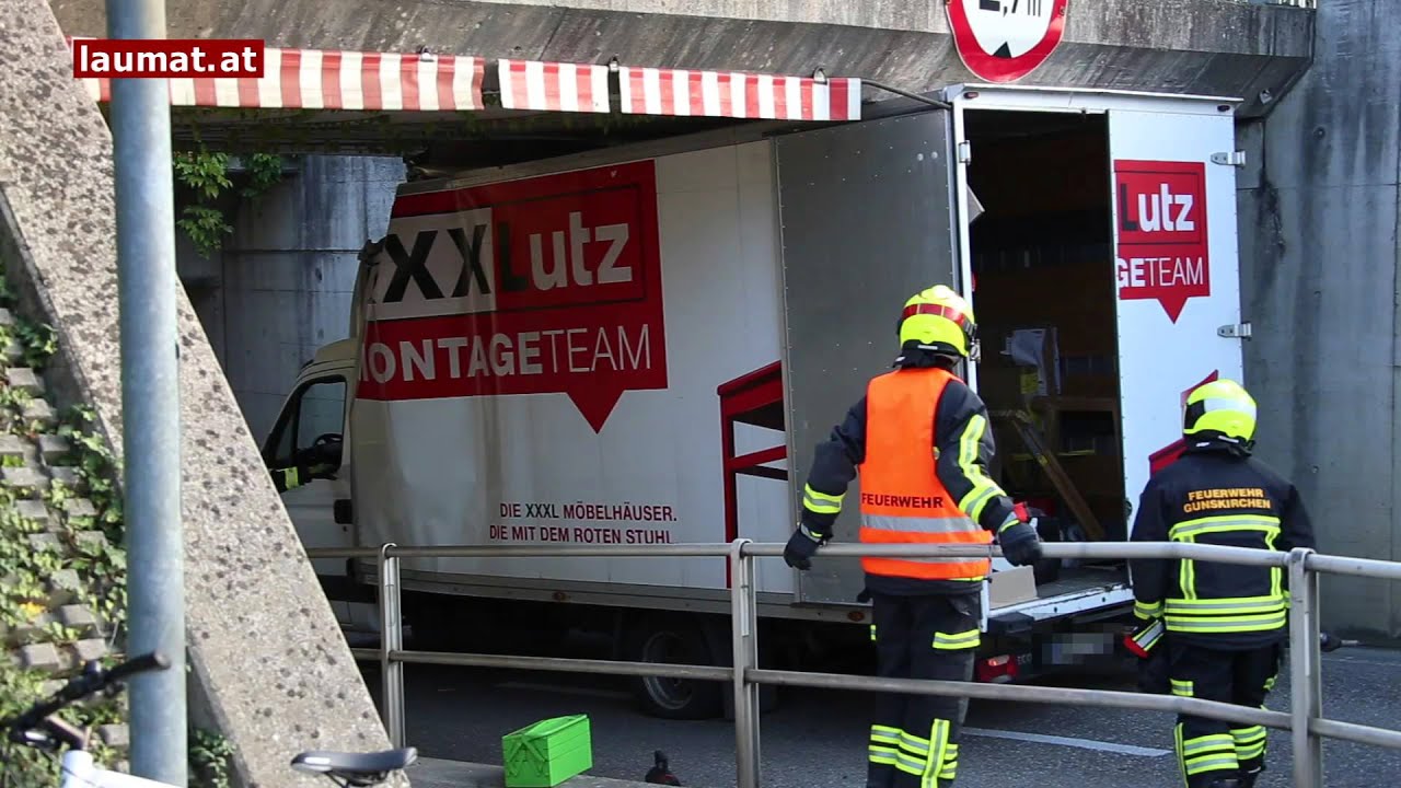 Klein-LKW bleibt in Gunskirchen in einer Unterführung stecken