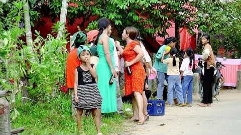 phong tục của  đám cưới hre rất đặc biệt nghĩa tình khi rui gia ra  về là  tếp đãi nhau ân cần