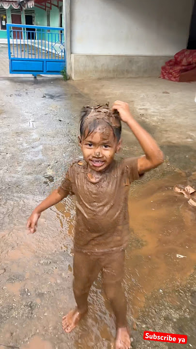 Tuan Faruq mandi Hujan #anakdesa #davidsunairi #lucu