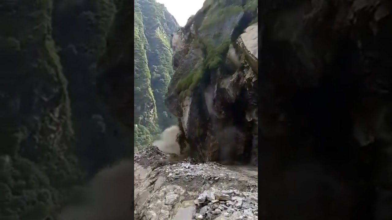 Massive landslide in UK 😳😳