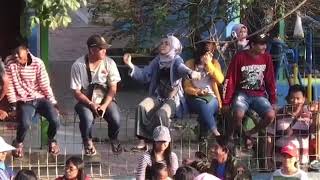 Viral cewek cantik goyang santuy kuy saat melihat karnaval