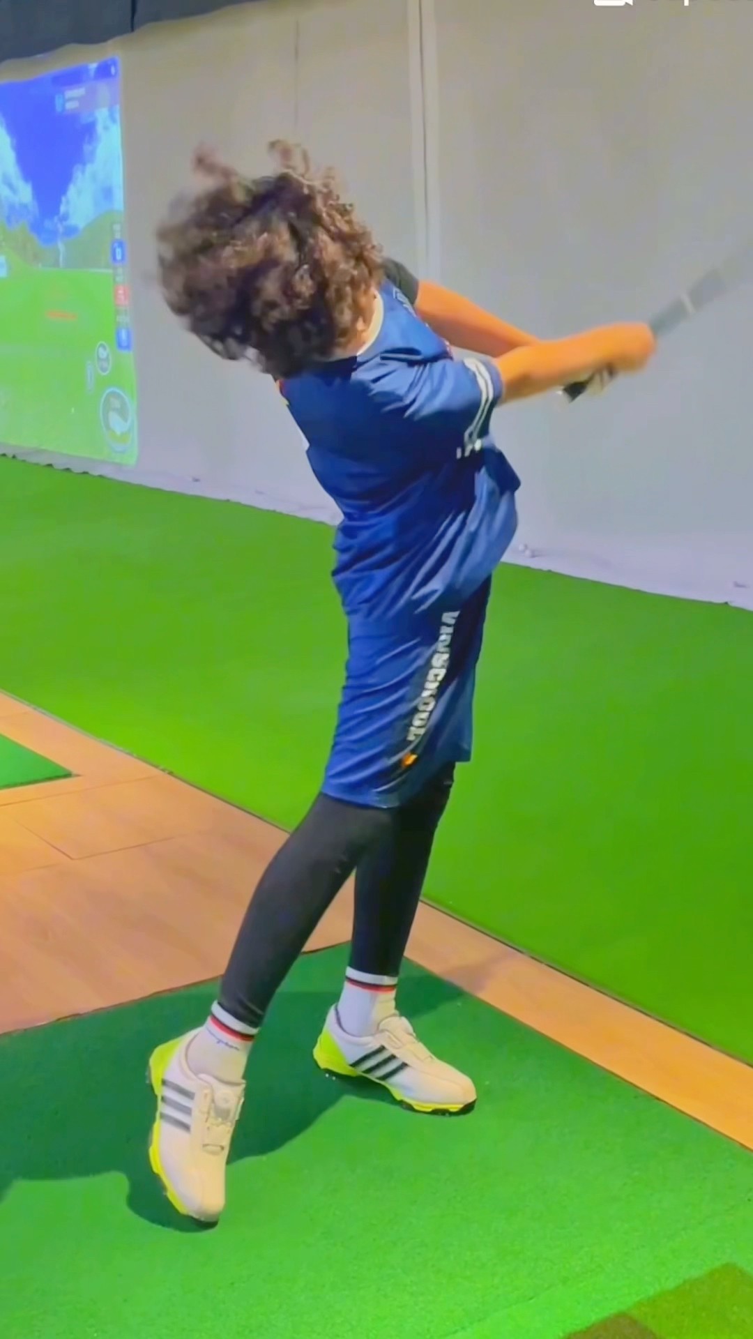 (Golf familyVN) với điệu nhạc triệu view em bé đánh fullswing ?#golf #shorts