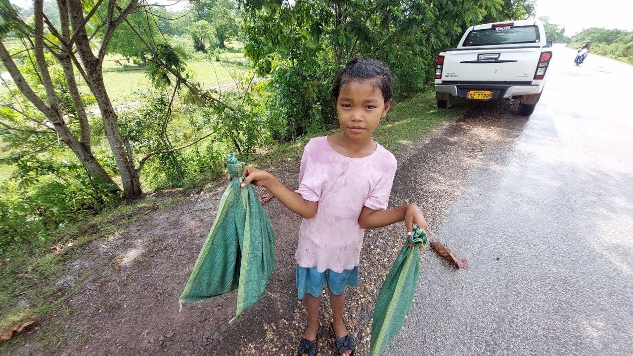 ยืนตากฝนขายของริมทางหาเงินซื้อยาให้แม่กินมีป่วยนอนอยู่บ้าน 30 พฤษภาคม ค.ศ. 2022