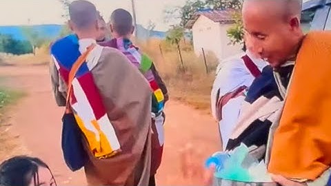 Người lào cúng dường cho tất cả các Sư  trên đường đi khất thực 🙏🏽Adida Phật 🙏🏽
