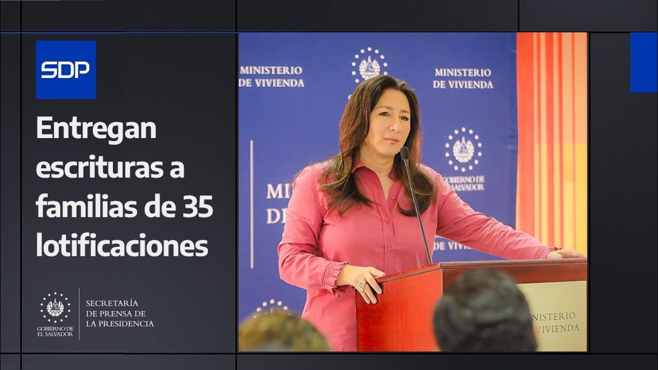 Gobierno el Presidente Nayib Bukele entrega escrituras a familias de 35 lotificaciones