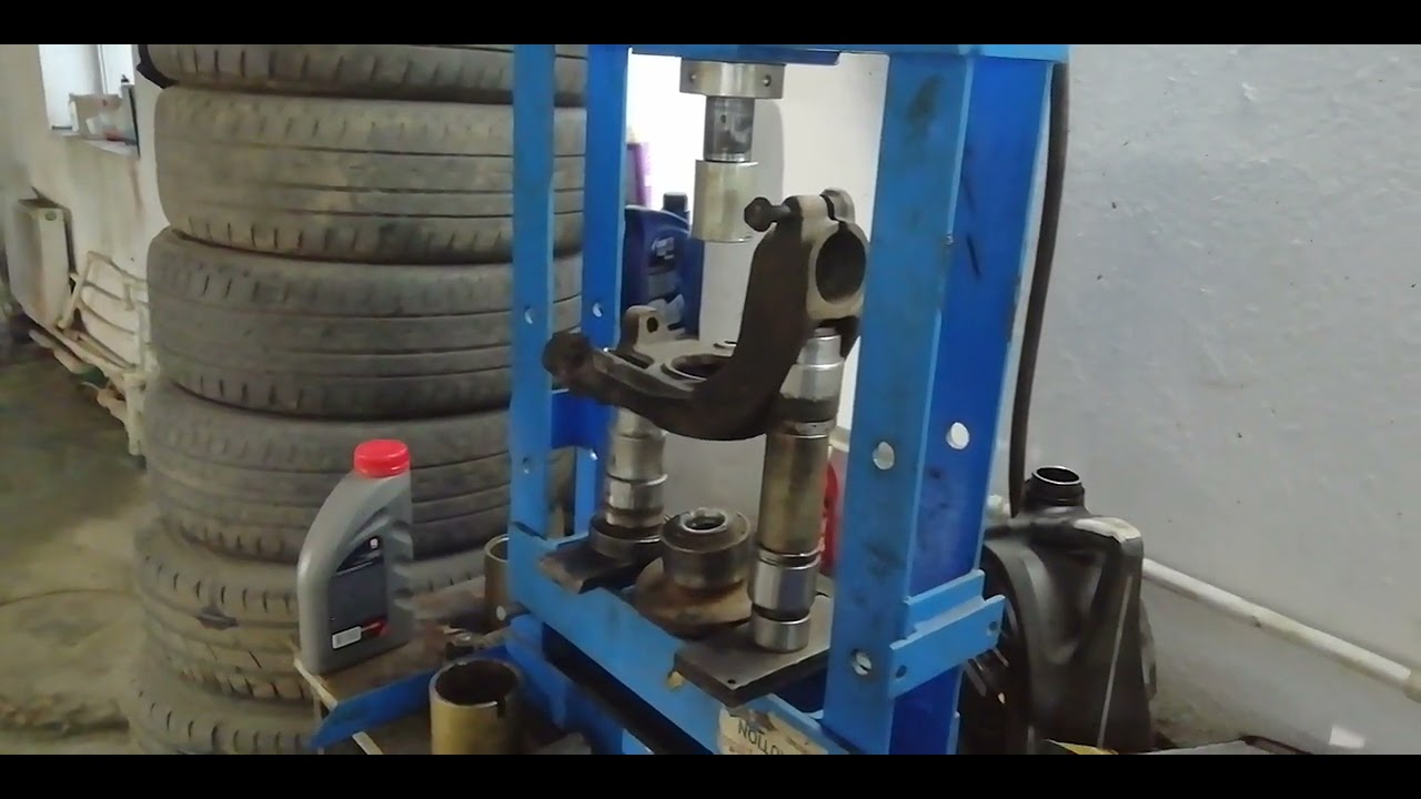 Выпрессовка подшипника передней ступицы с помощью гидравлического ...