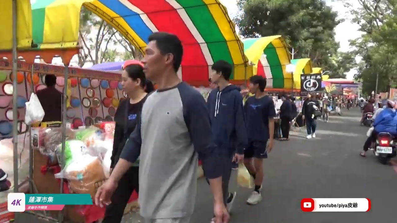 #高雄散策 高雄春節蓮池潭市集小吃手作齊聚，夜逛湖畔熱鬧非凡，抓住最後一天；Ultraman力霸王燈會巨型燈組與煙火秀閃耀，親子拍照打卡樂不停。#期間限定#高雄#蓮池潭#力霸王#夜景#燈會#屋台