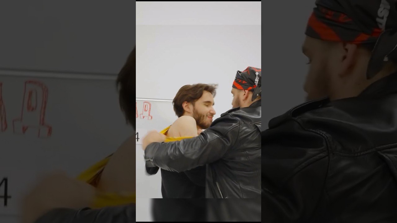 Данила Горилла разорвал футболку Кореша 🤯 