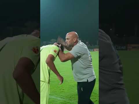 إنفعال محمد اليماني علي نجم فريقه أثناء المباراة