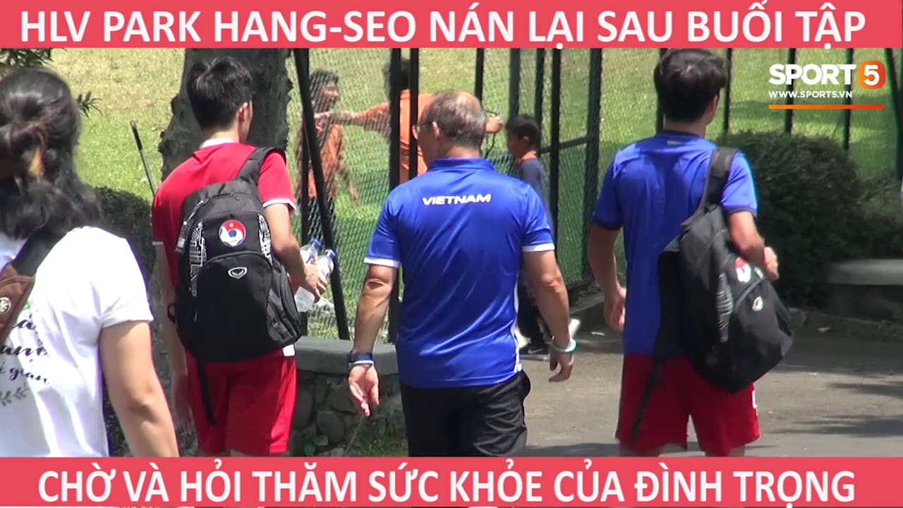 Để toàn đội đi trước, HLV Park Hang-seo nán lại đợi riêng Đình Trọng, Tiến Dũng