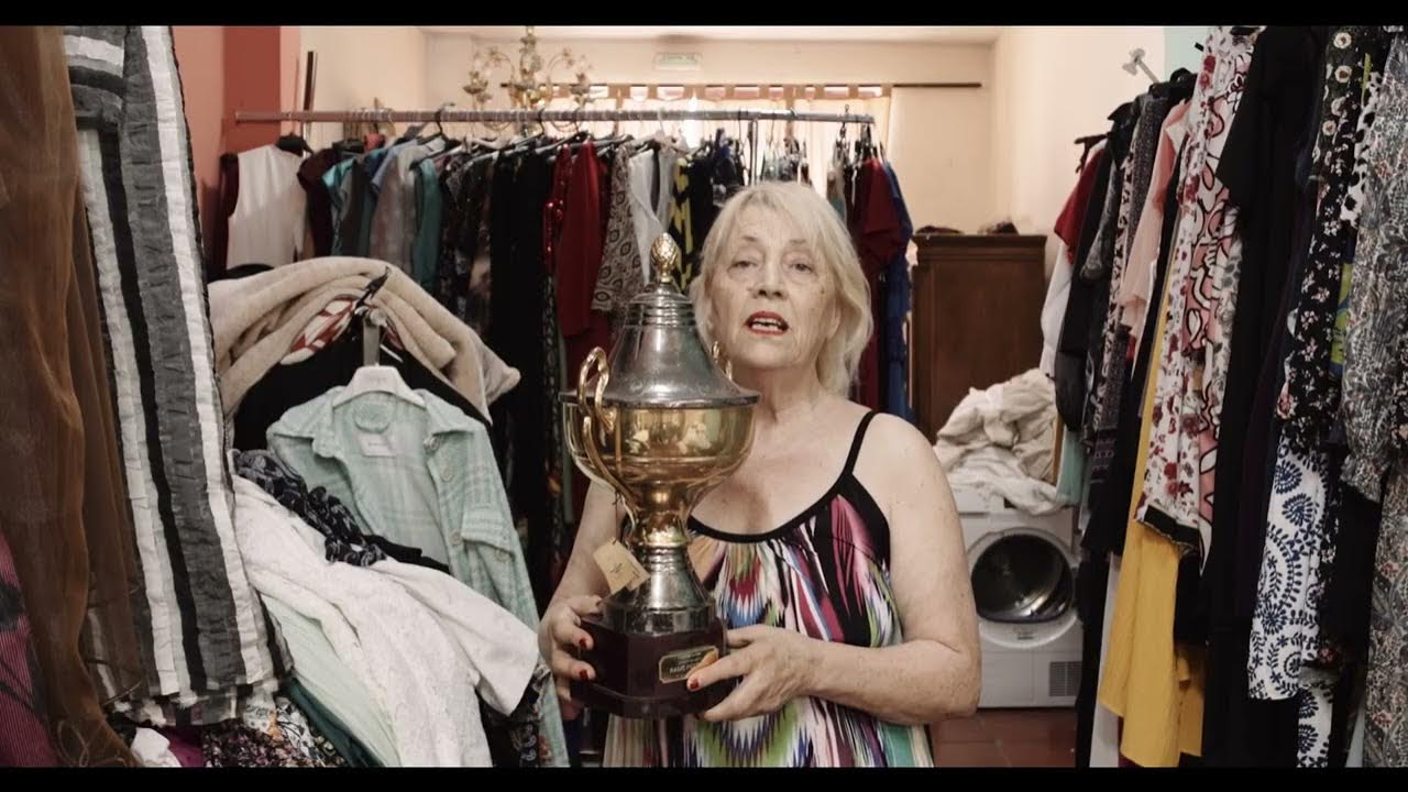 Costureira Amélia Queiróz canta "Leio em teus olhos"