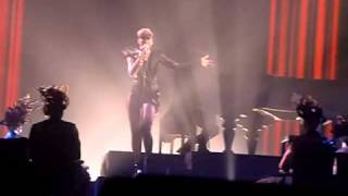 Rihanna Live Manchester 16/5 - UnFaithful Resimi