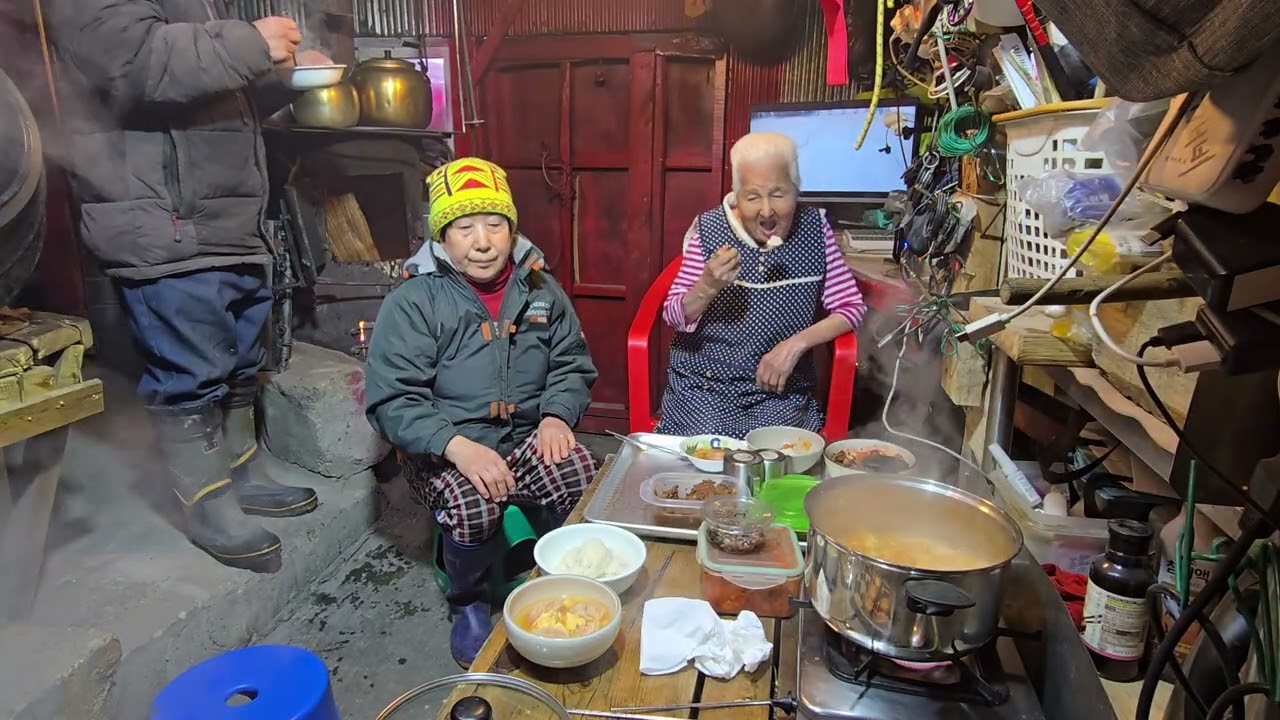 엄마랑  삼겹살 만둣국 밥한끼 형님 내외분도 오셨네요 손자가 사왔어요 ᆢ