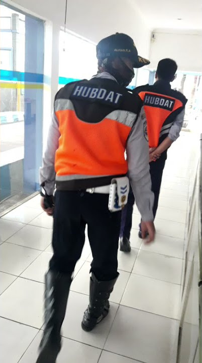 baru saja terjadi pelemparan kaca truk oleh petugas timbangan nguling Pasuruan....