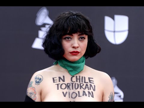 Video: Mon Lafertes Exponierte Brüste Werden In Lateinischen Grammys Zensiert