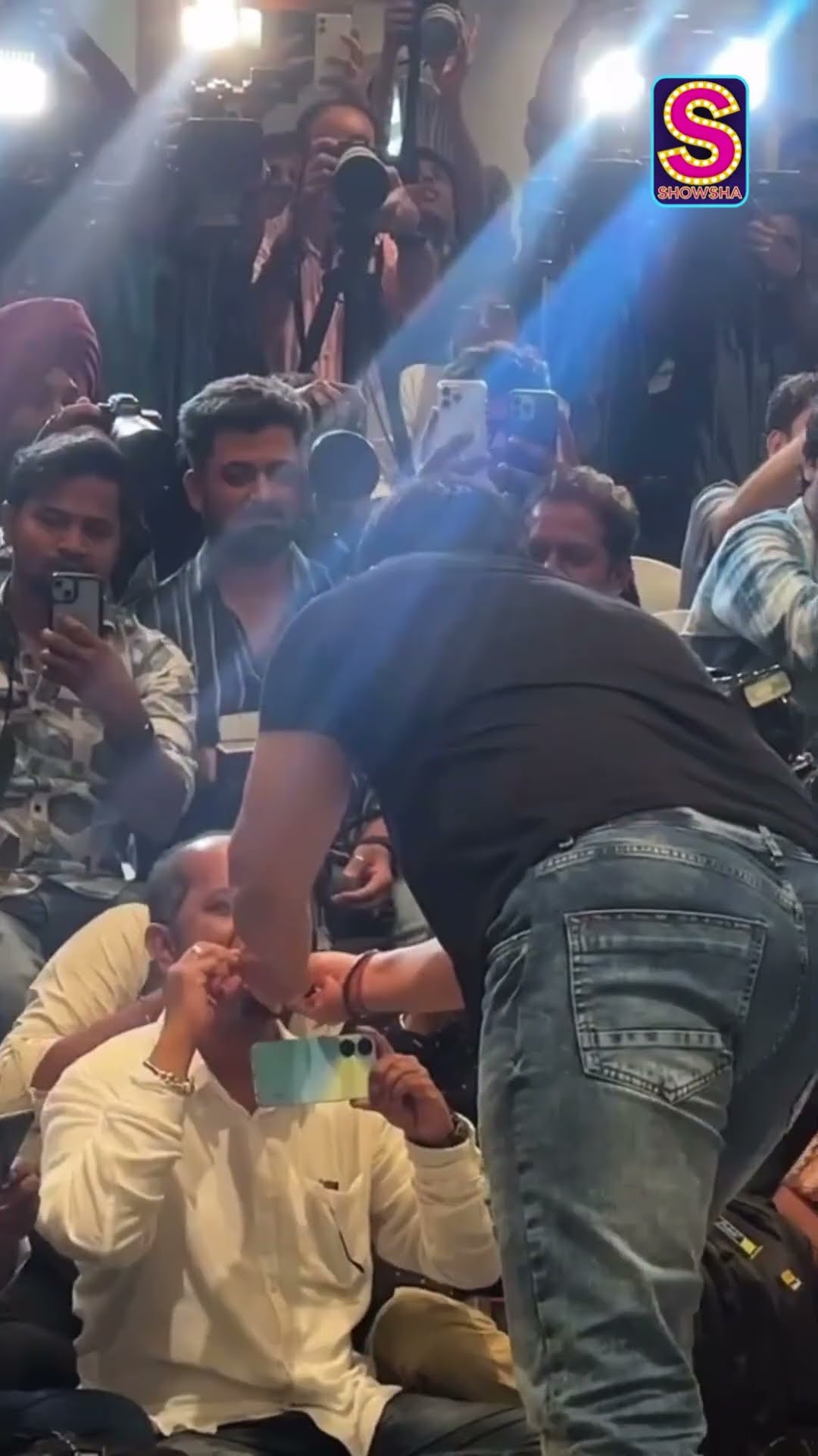 Aamir Khan Celebrates His 60th Birthday With The Paps, Cake, And All The Love | N18S | #shorts