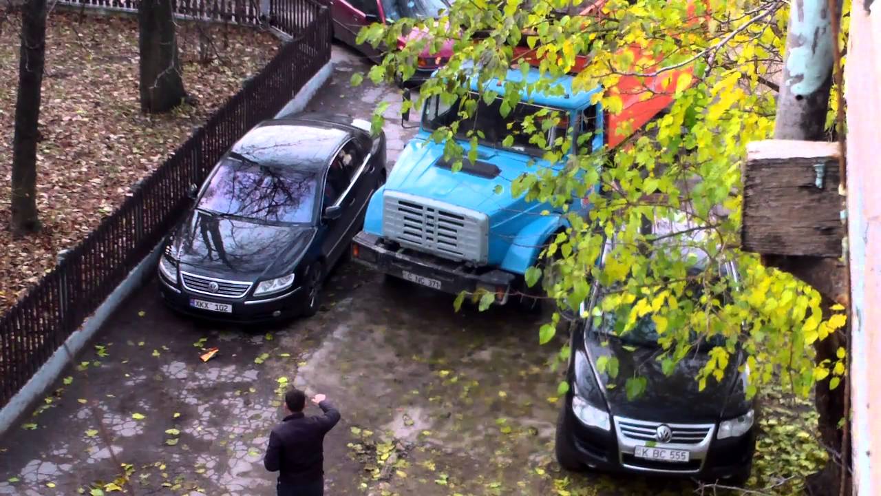 Mașina de gunoi prinsă între 2 volkswagene - Curaj.MD