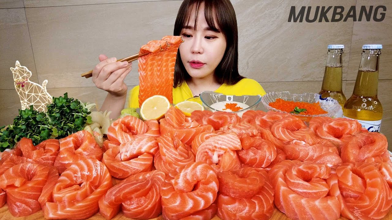 SUB) 탱글탱글 연어 국수 날치알 각종 소스까지 먹으면 을매나 맛있게요 ❤ 연어국수 & 맥주까지 먹방 Raw Salmon Noodles REAL SOUND ASMR MUKBANG