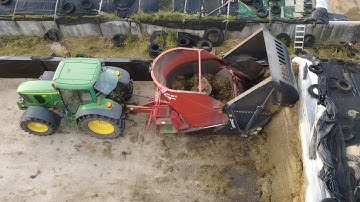 Melkvee voeren JD Trioliet en Schäffer