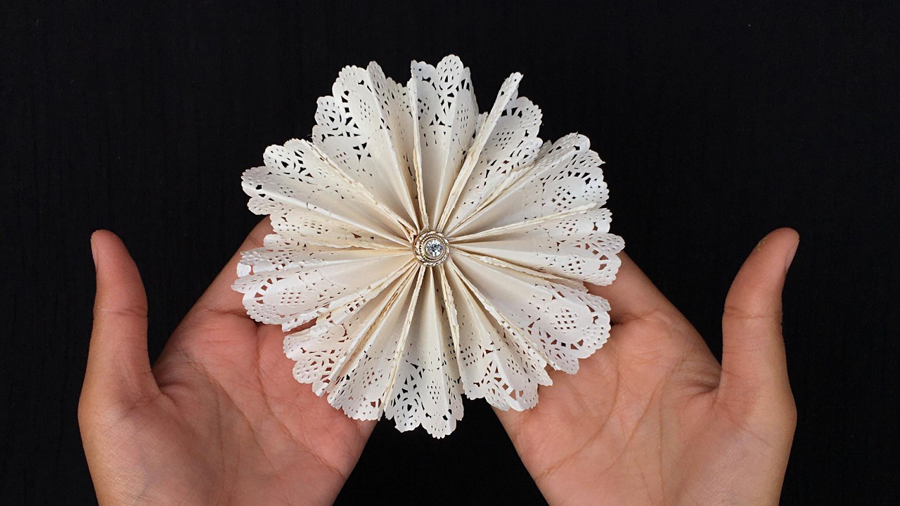 How to Make Snowflakes out of Paper Doilies, Paper Doily Snowflake, Doily Snowflake Christmas,