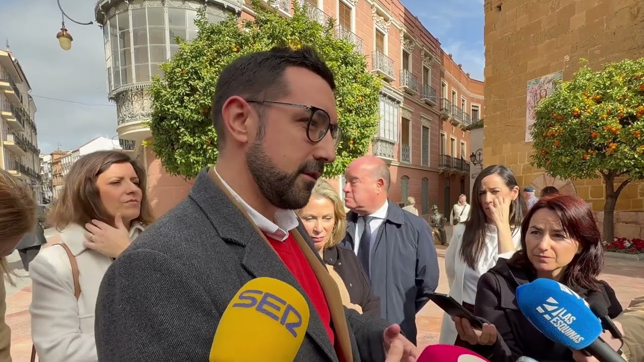 La delegada territorial de Empleo, Carmen Sánchez, visita el Centro Comercial Abierto de Antequera