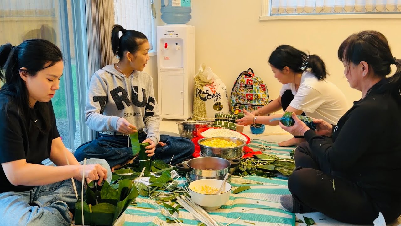 Cùng Mấy Chị Em Bạn Gói Bánh Tét Bánh Chưng Ngày Tết 🇨🇦2261》Cuộc Sống Canada 