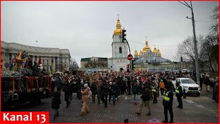 Ukrainians sing carols during Christmas parade under sound of air alarm in Kyiv
