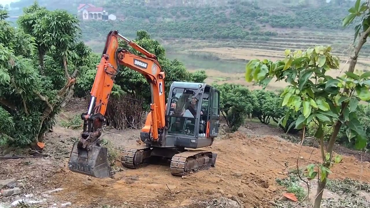 Tiến lùi máy múc trên dốc cao