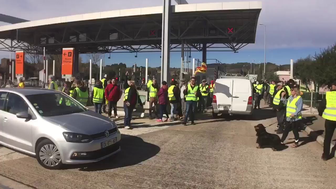 Yellow Vests occupy autoroute toll booth!