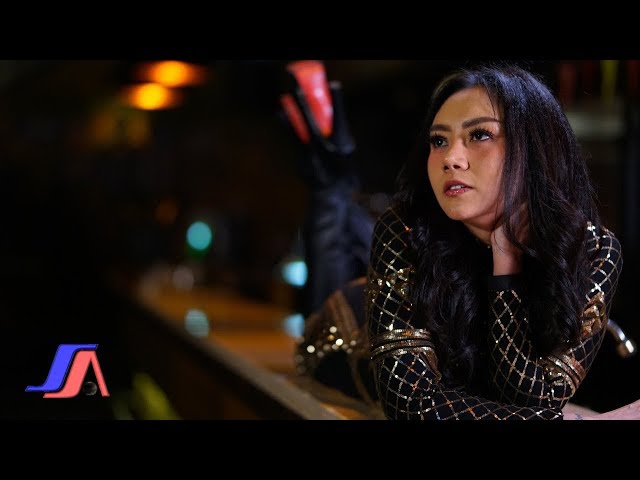 Iva Lola - Atas Bawah (Official Music Video) class=