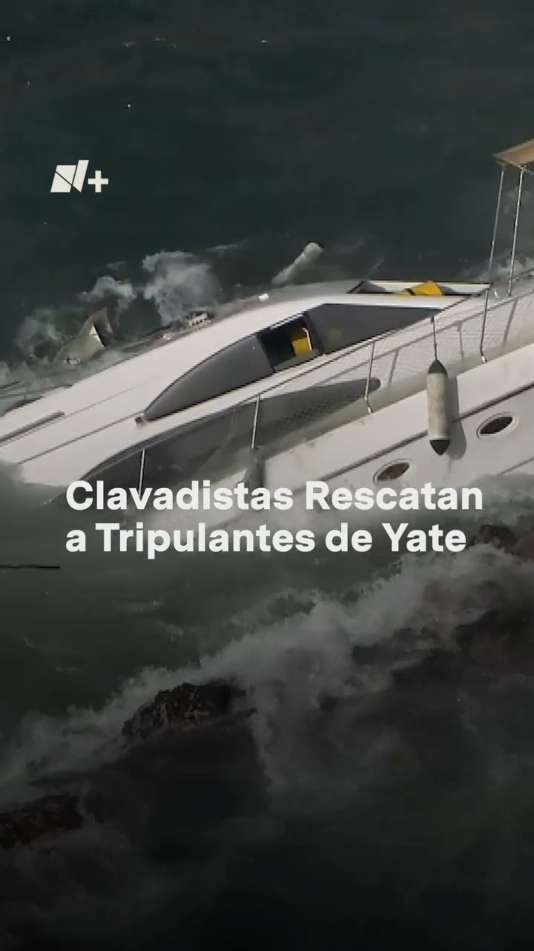 Clavadistas de la Quebrada rescatan a turistas de un yate que se hundía - N+ #Shorts