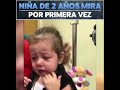 Niña de 2 años mira por primera vez