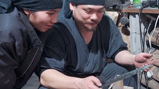 Процесс изготовления тамахаганэ, материала для японских мечей и ножей, мужем и женой.