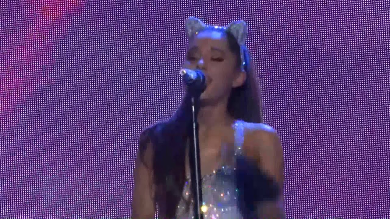 Ariana Grande - Mimu Gloves and 