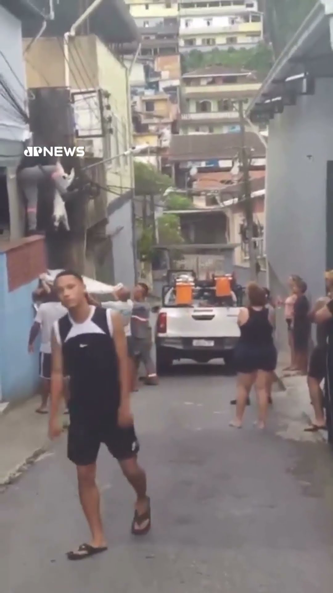 Cachorro é resgatado após ficar com a pata presa em rede de fiação elétrica no RJ