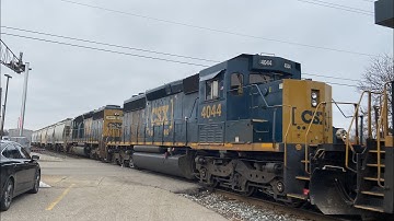 CSX M326 at Wilson with a nice lashup! SD40-3 on the train; Grandville, MI 1/21/23