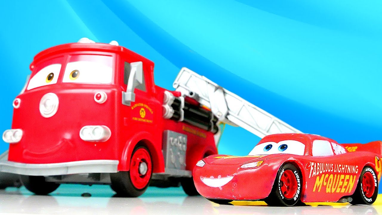 McQueen baja por la rampa del camión de bomberos. de juguete. Camiones para -