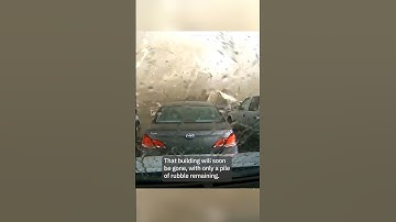 Rekaman kamera dasbor yang mencengangkan menunjukkan tornado menghancurkan sebuah gedung