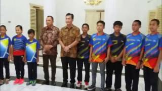 SABET 3 EMAS, BUPATI PURWOREJO SERAHKAN PENGHARGAAN PADA ATLET JUNIOR TENIS MEJA