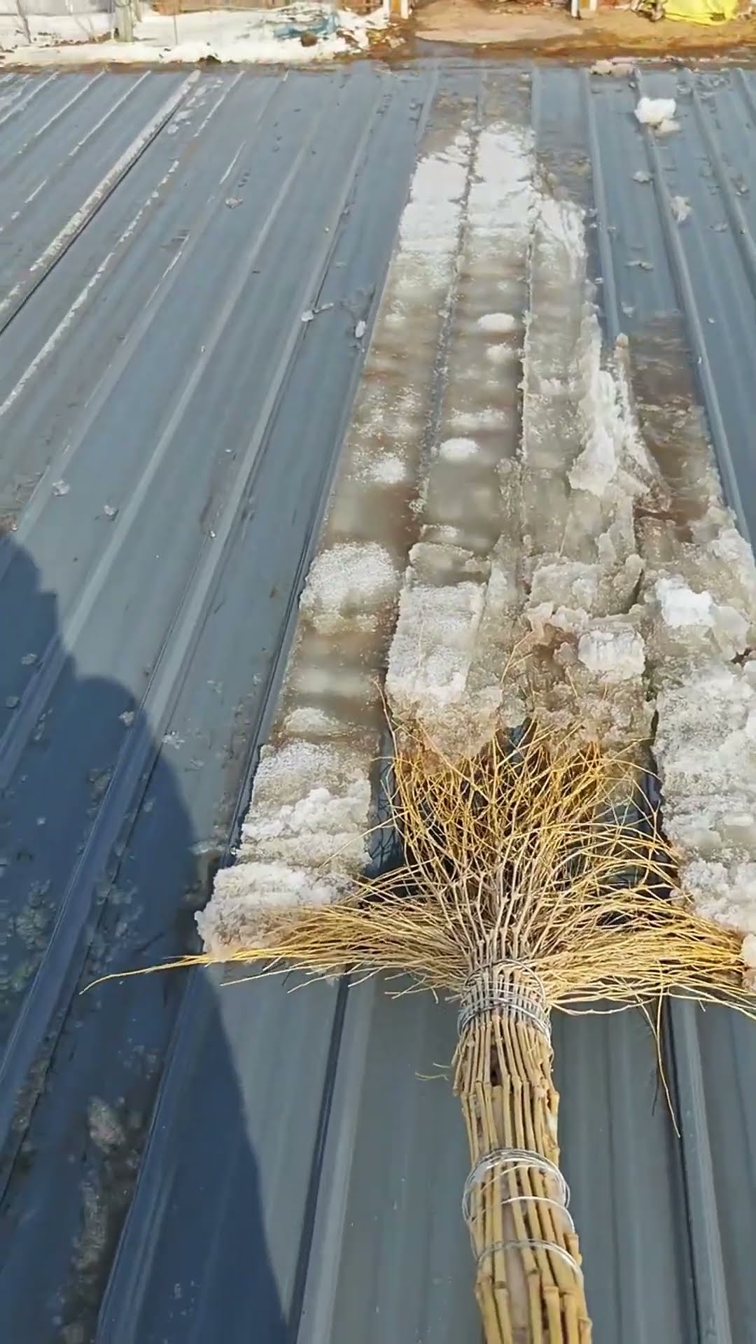 Color steel tile roof snow clearing process- Good tools and machinery make work easy
