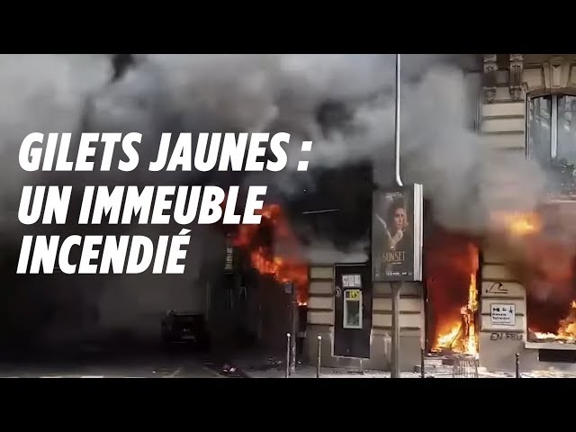 Gilets jaunes» à Paris : Un premier kiosque incendié sur les