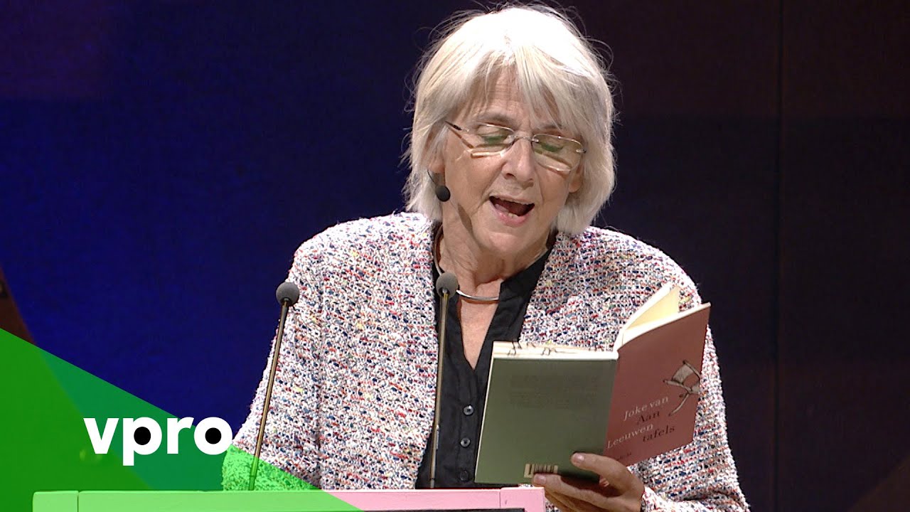 Joke van Leeuwen tijdens de 39e Nacht van de Poëzie 2022