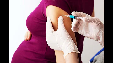 ¿Cuál es la primera vacuna que se administra a una mujer embarazada?
