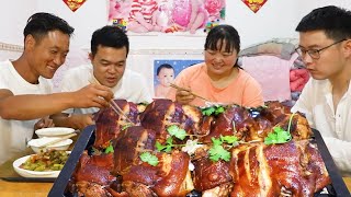 Sister Xia's husband roasted 4 large pork knuckles, wrapped them in chili noodles and swallowed them
