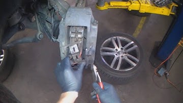 Audi Q7: Front brake removal