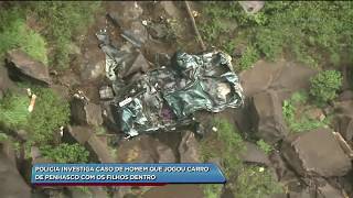 Download lagu Polícia investiga caso de homem que jogou carro do penhasco com os filhos dentro Polícia investiga caso de homem que jogou carro do penhasco com os filhos dentro
