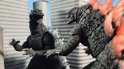GODZILLA EVOLVED VS GODZILLA 2004  (stop motion fight )